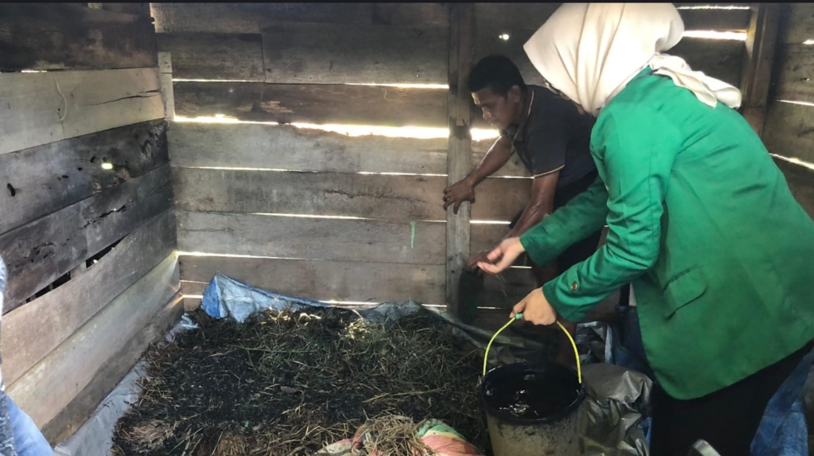 Proses pembuatan Kompos  disosialisasikan Mahasiswa KKN Unan di jorong Koto Tuo, nagari Lubuk Tarok, Kabupaten Sijunjung